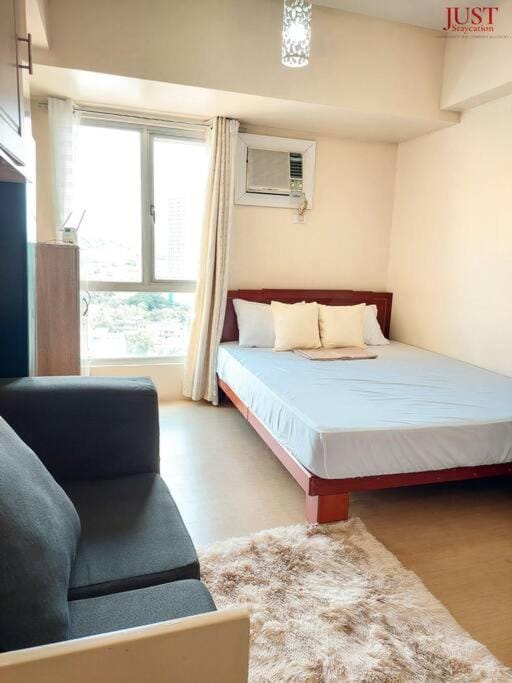 King Size Bed At the Heart Of the City Apartment in Cagayan de Oro