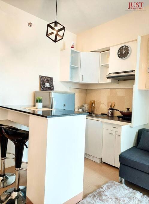 King Size Bed At the Heart Of the City Apartment in Cagayan de Oro