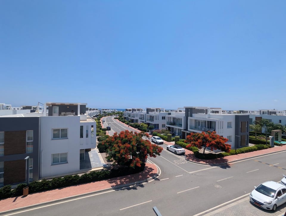 Day, Sea view, Street view, Location, Parking