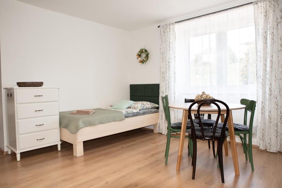 Bed, Seating area