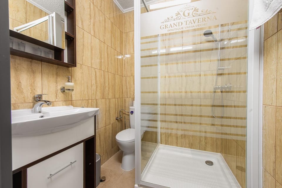 Shower, Toilet, towels
