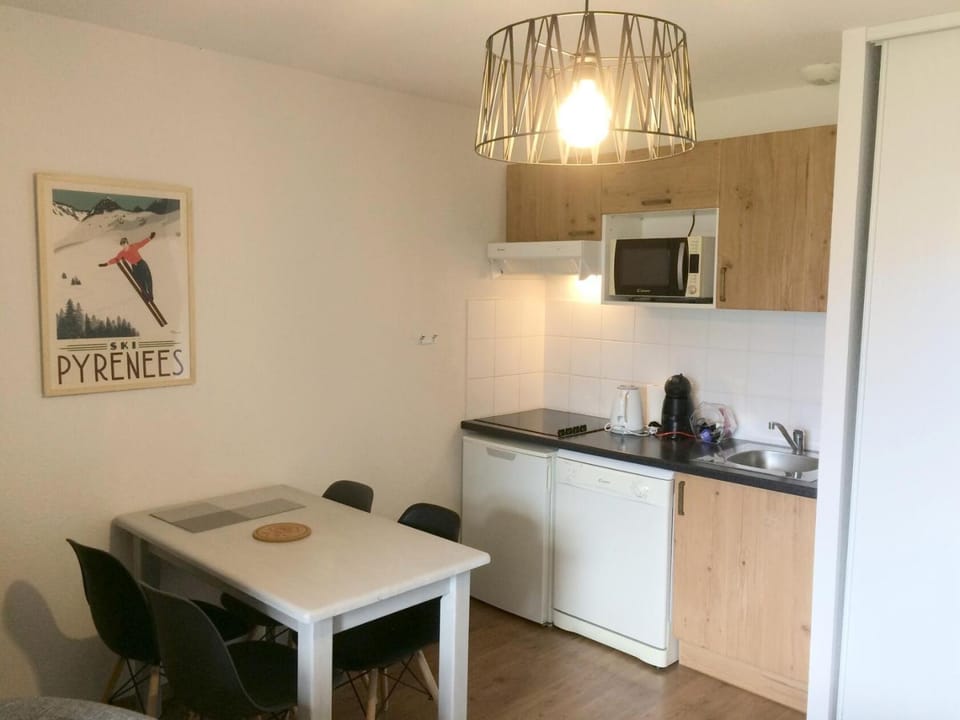 Résidence Hameau De Balestas Mp - T2/4pers LINOTTE 5- Peyresourde MAE-9924 Apartment in Catalonia