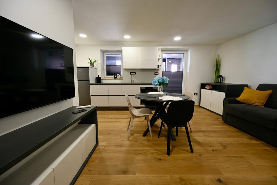 TV and multimedia, Living room, Seating area, Dining area