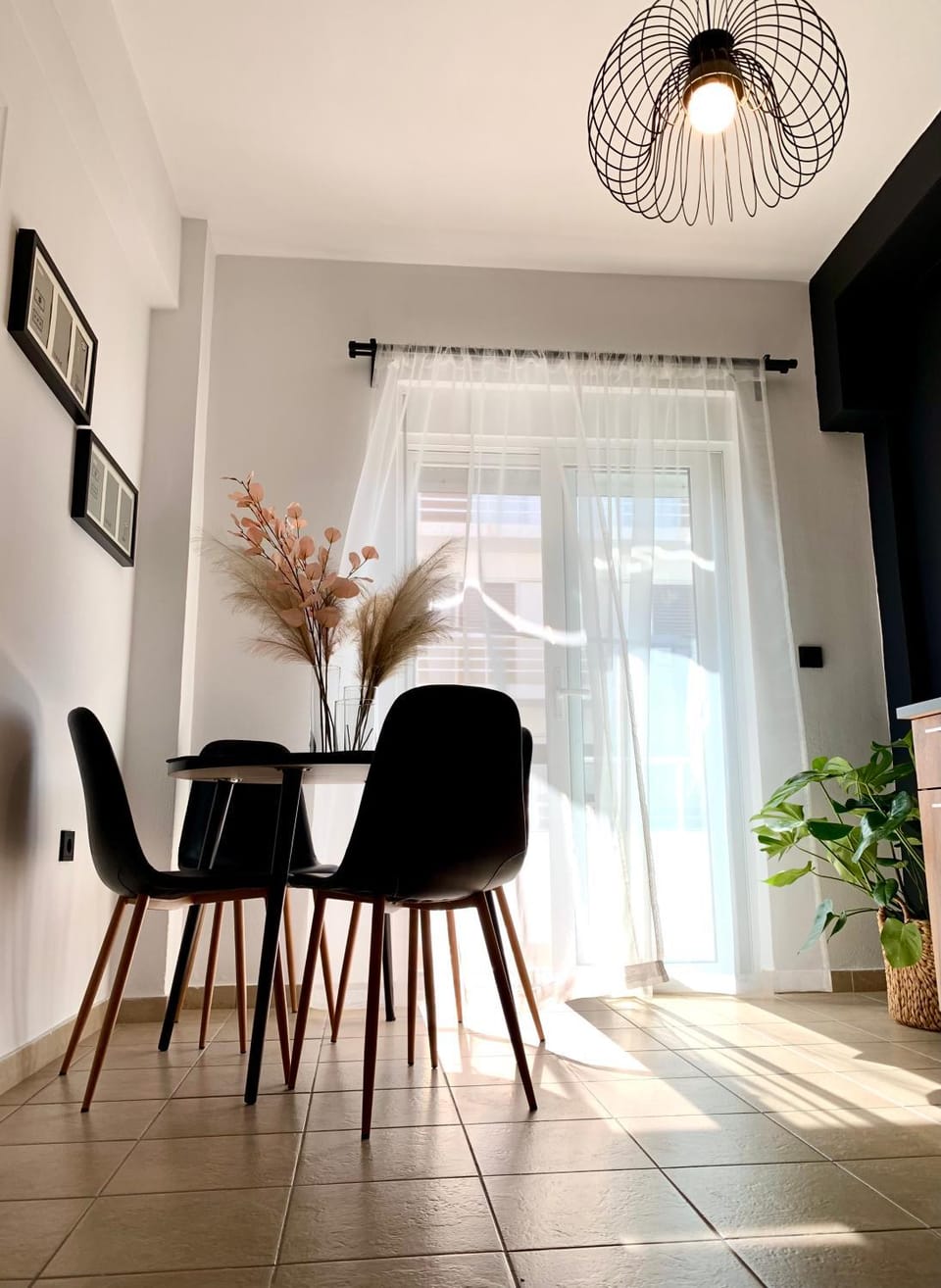 Decorative detail, Dining area, locker, kitchen