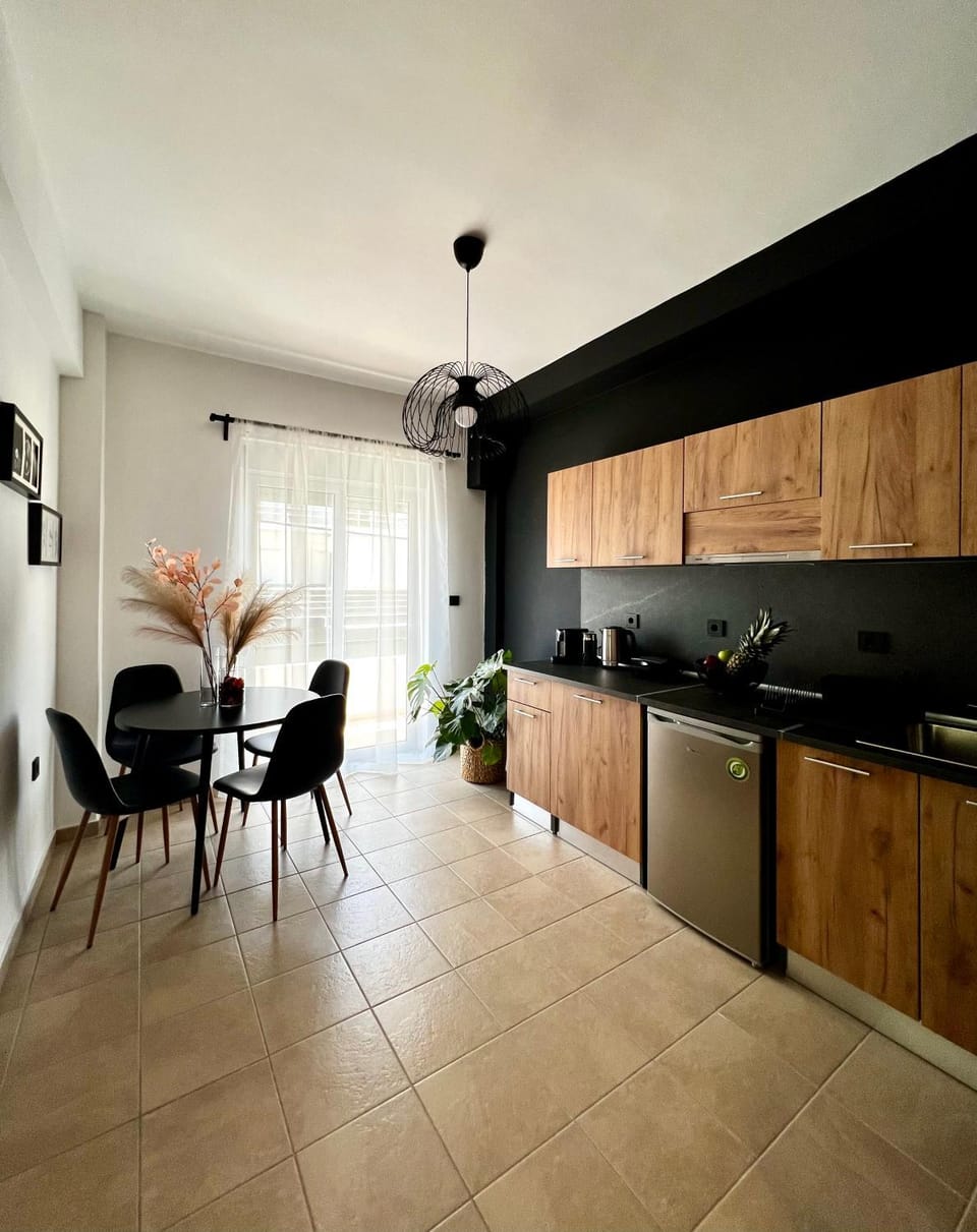 Coffee/tea facilities, Dining area, locker, stove, toaster, kitchen