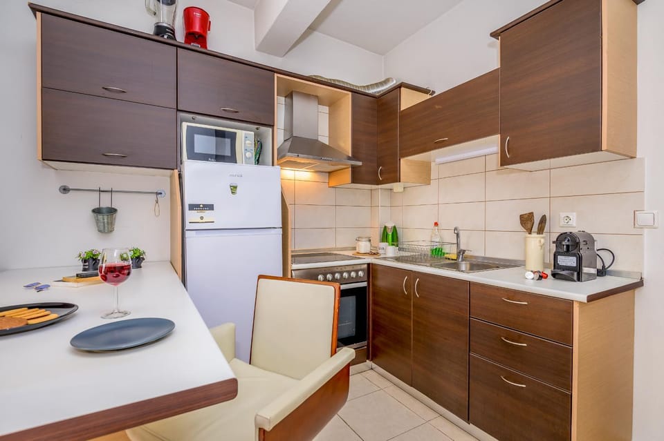 Kitchen or kitchenette, Dining area, minibar, oven, pet friendly
