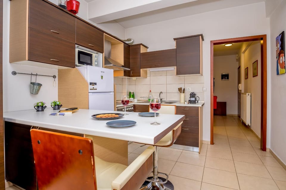 Kitchen or kitchenette, Dining area, minibar, oven