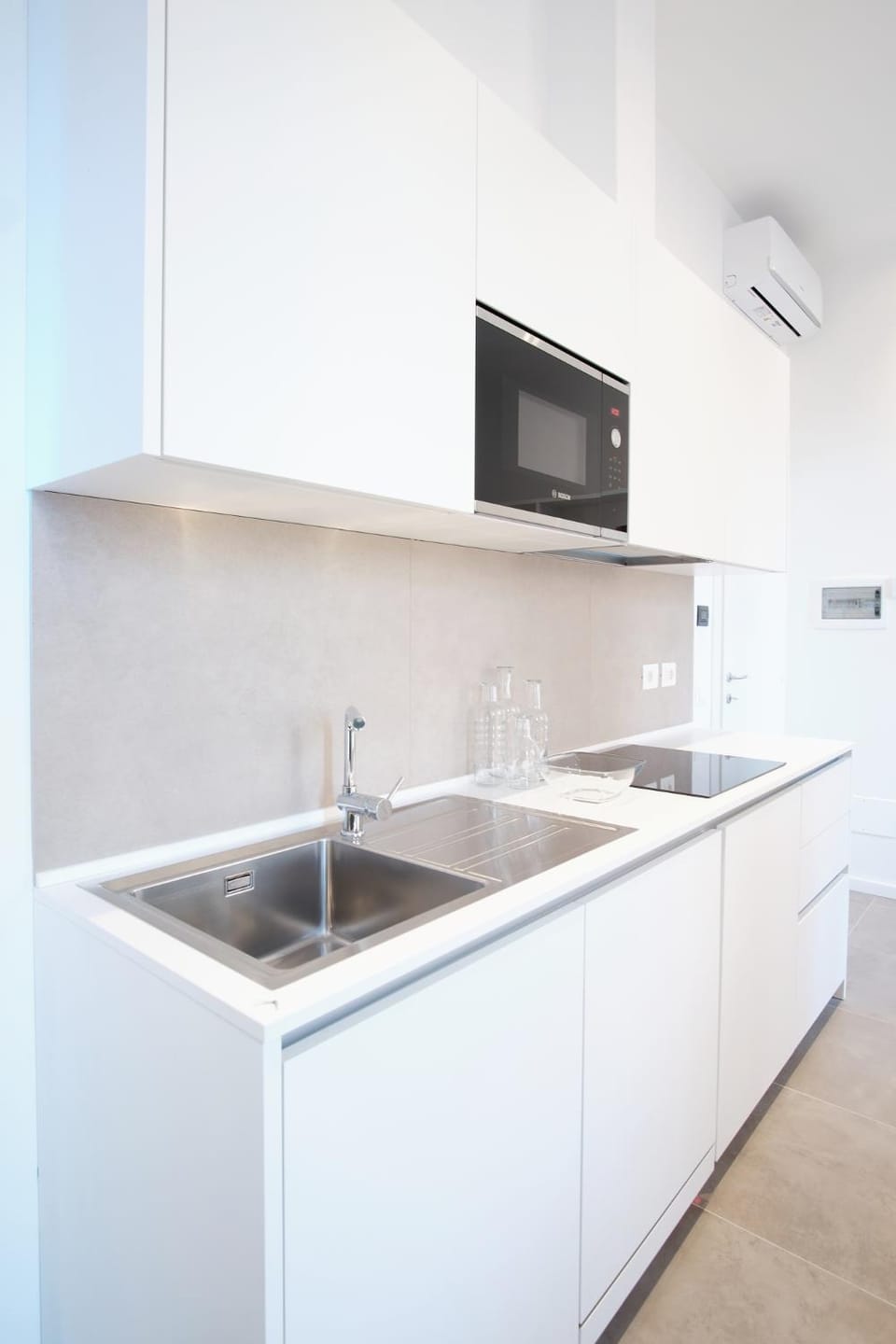 Kitchen or kitchenette, minibar, stove