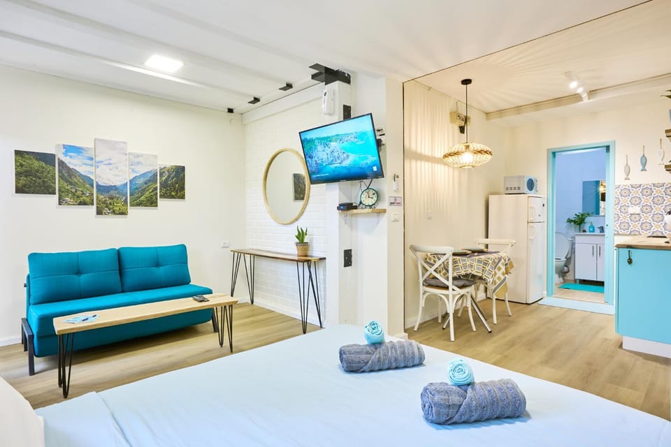 Communal lounge/ TV room, Bed, TV and multimedia, Living room, Seating area, Dining area, towels