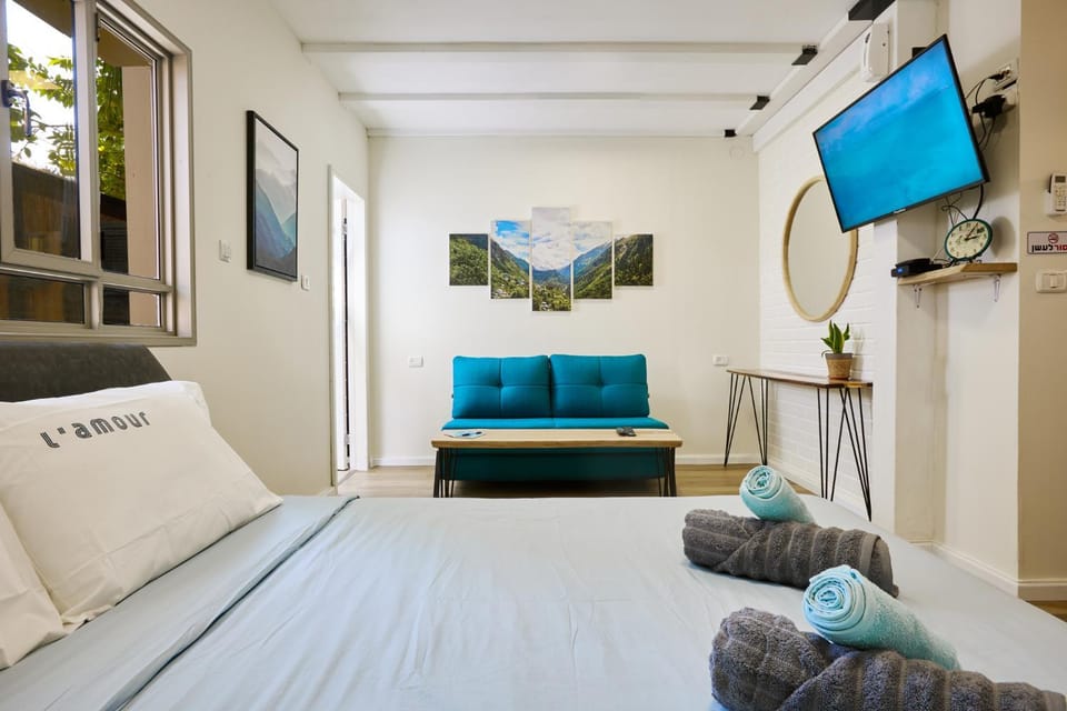 TV and multimedia, Seating area, Bedroom