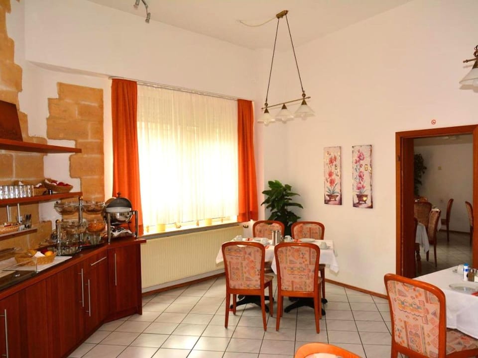 Game Room, Dining area