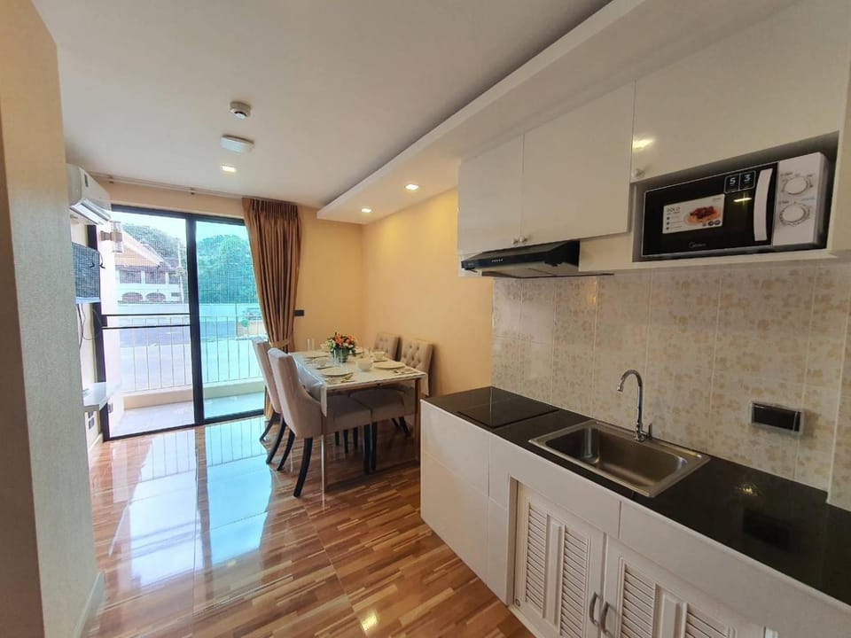 Kitchen or kitchenette, Dining area, Communal kitchen
