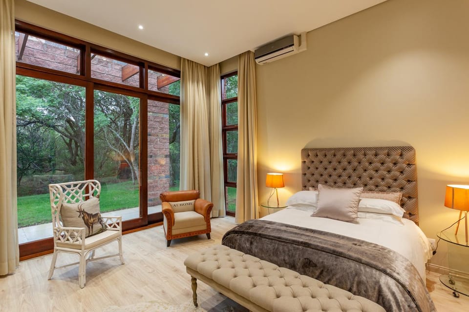 Photo of the whole room, Garden view