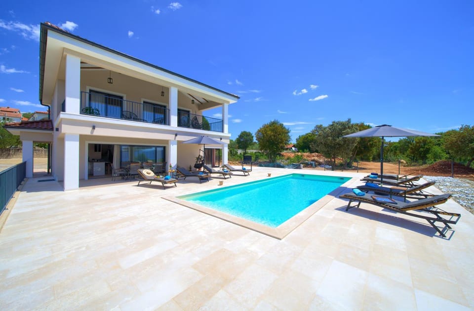 Property building, Swimming pool, sunbed