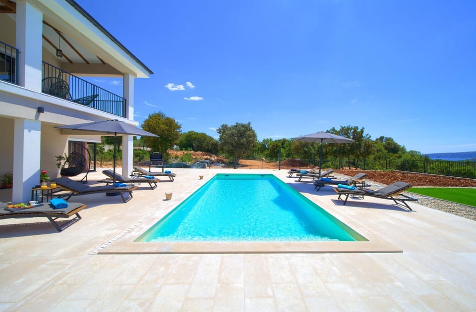 Swimming pool, sunbed