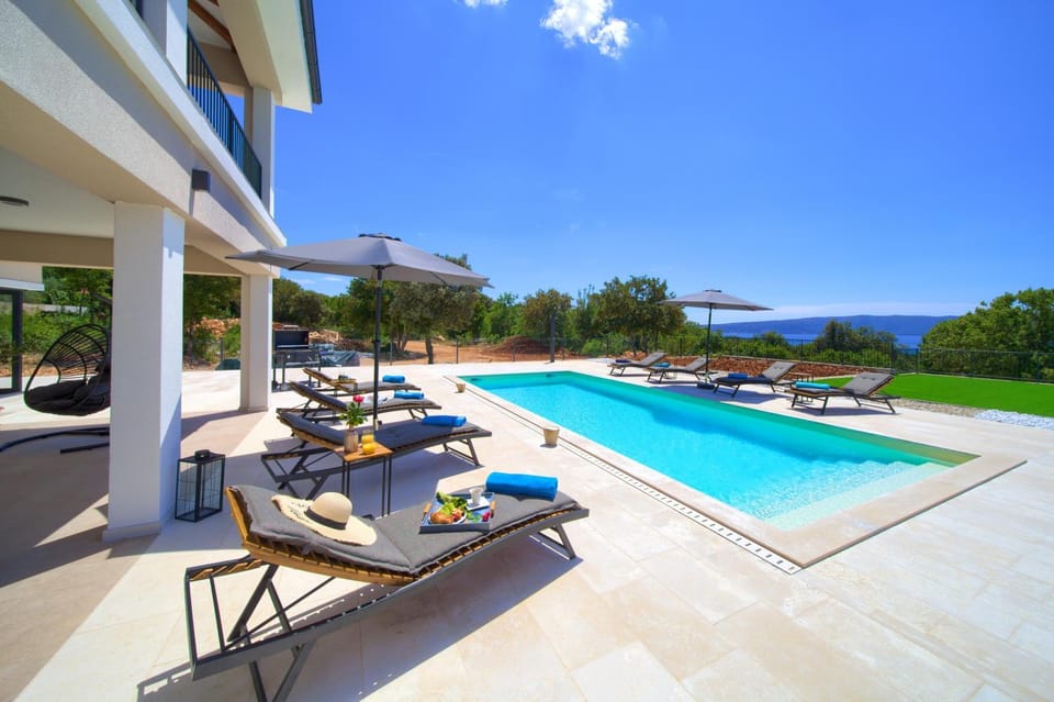 Swimming pool, sunbed