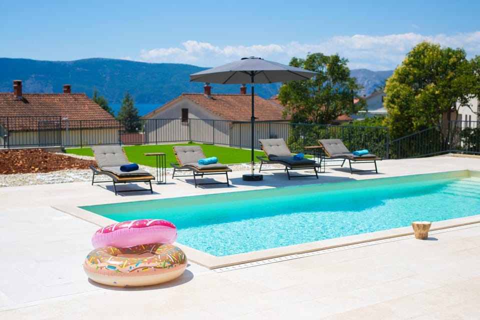 Swimming pool, sunbed
