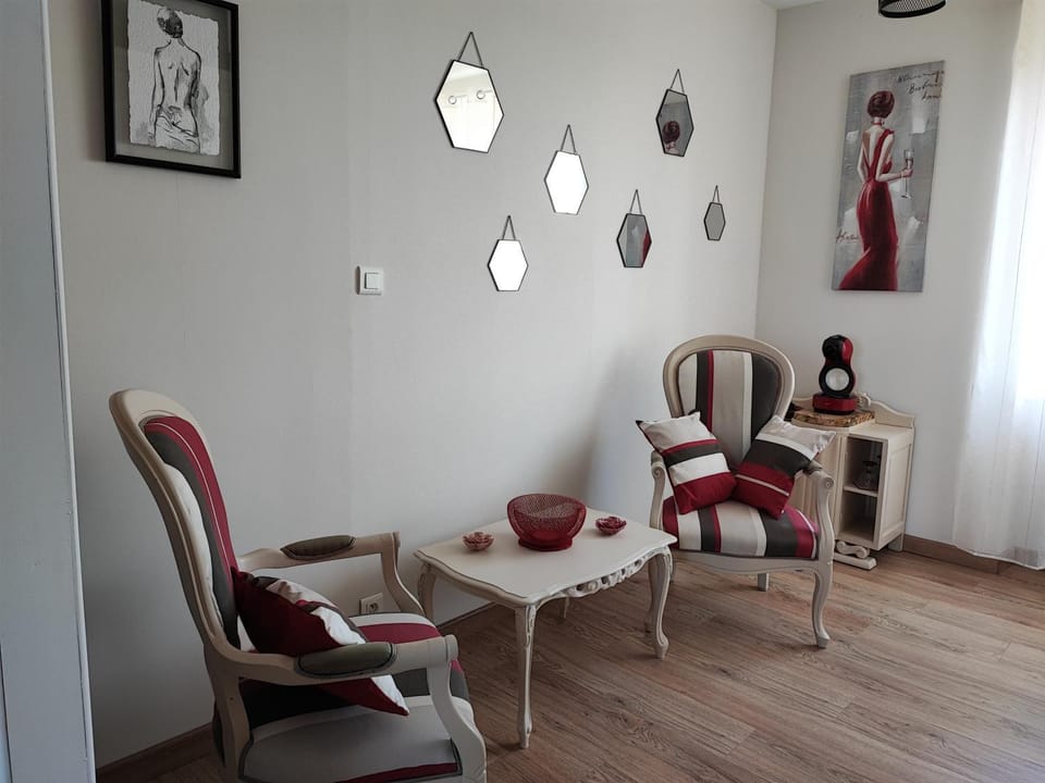 Living room, Seating area