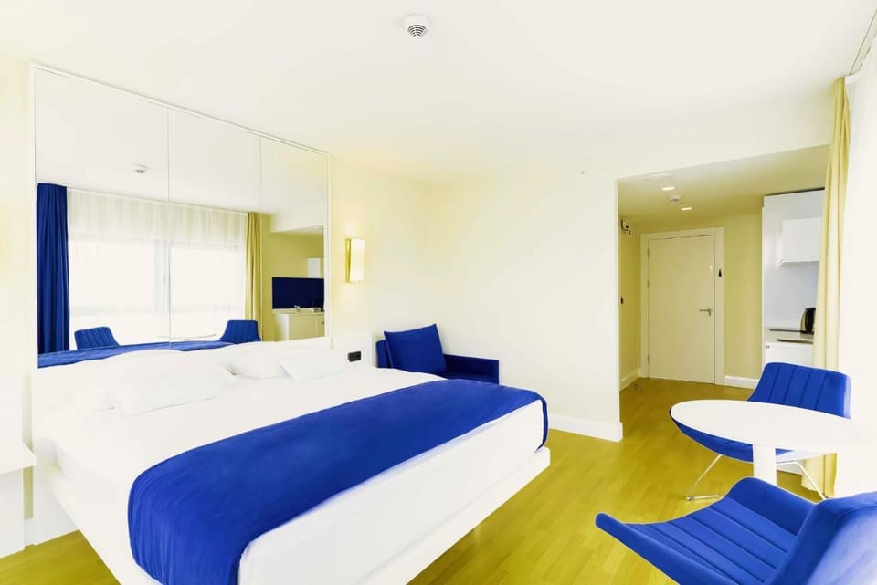 Bed, TV and multimedia, Living room, Photo of the whole room, Seating area, Bedroom