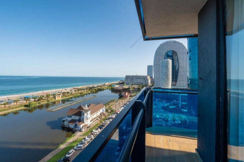 Property building, Communal lounge/ TV room, Day, Natural landscape, View (from property/room), Balcony/Terrace, Evening entertainment, City view, Pool view, Sea view, Swimming pool