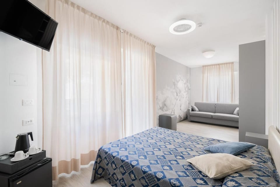 Bed, TV and multimedia, Seating area, Bedroom