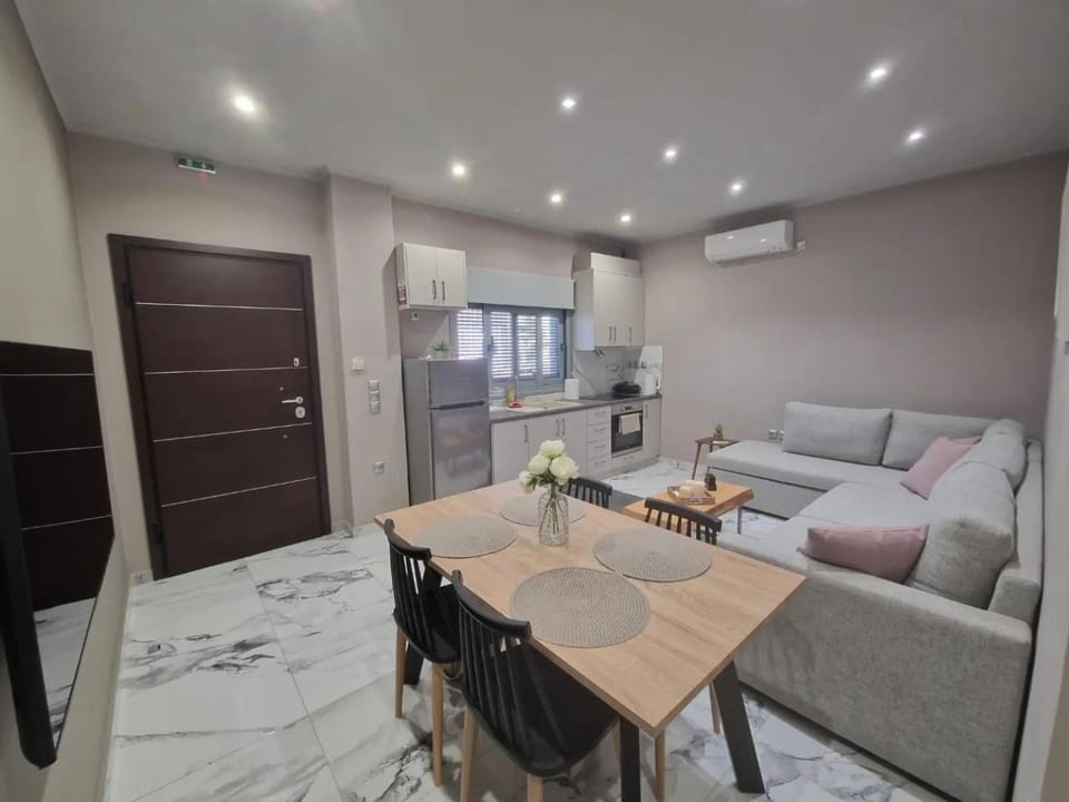 TV and multimedia, Kitchen or kitchenette, Living room, Seating area, Dining area, minibar, air conditioner