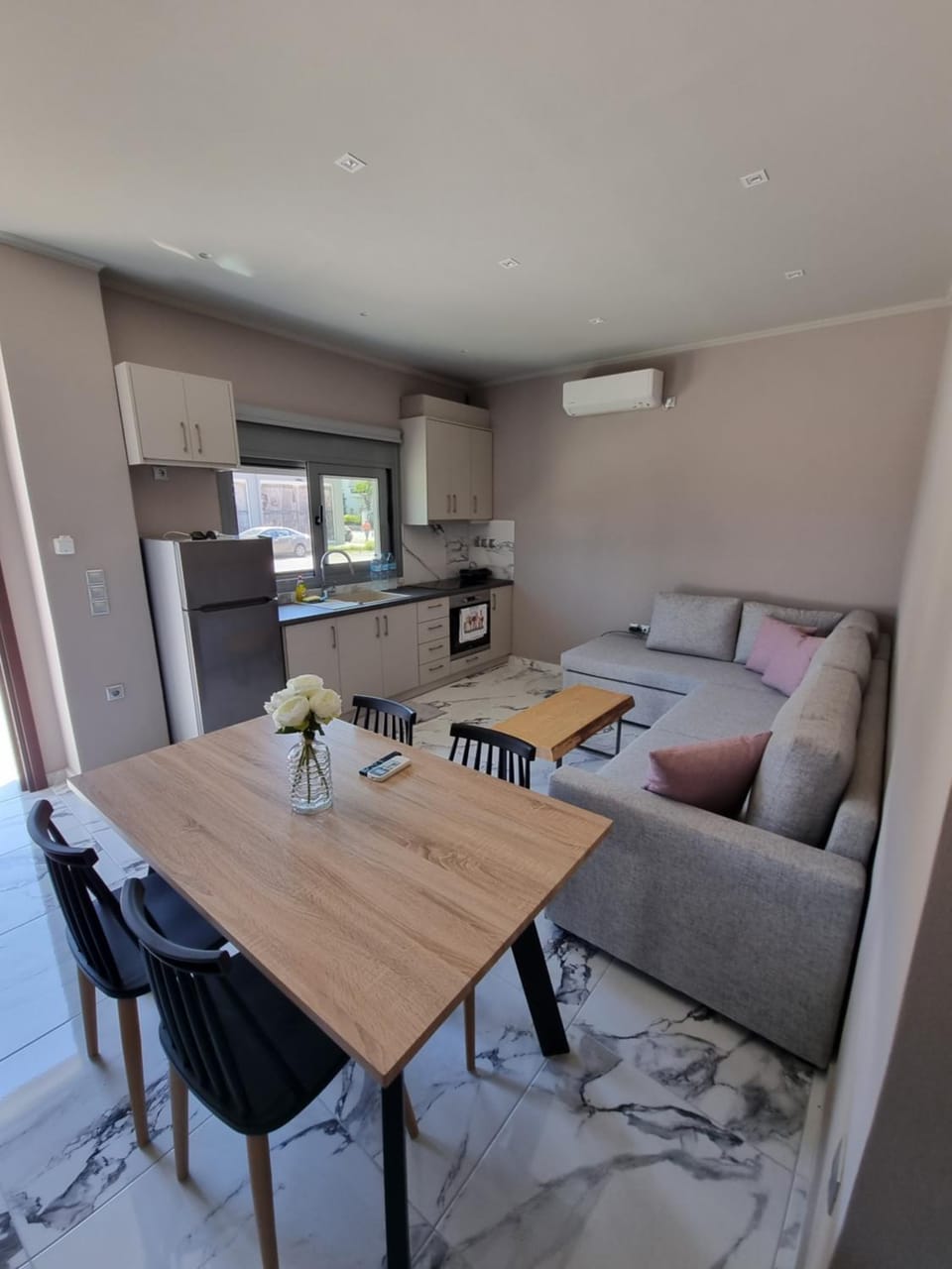 Kitchen or kitchenette, Living room, Seating area, Dining area, oven, pet friendly, air conditioner