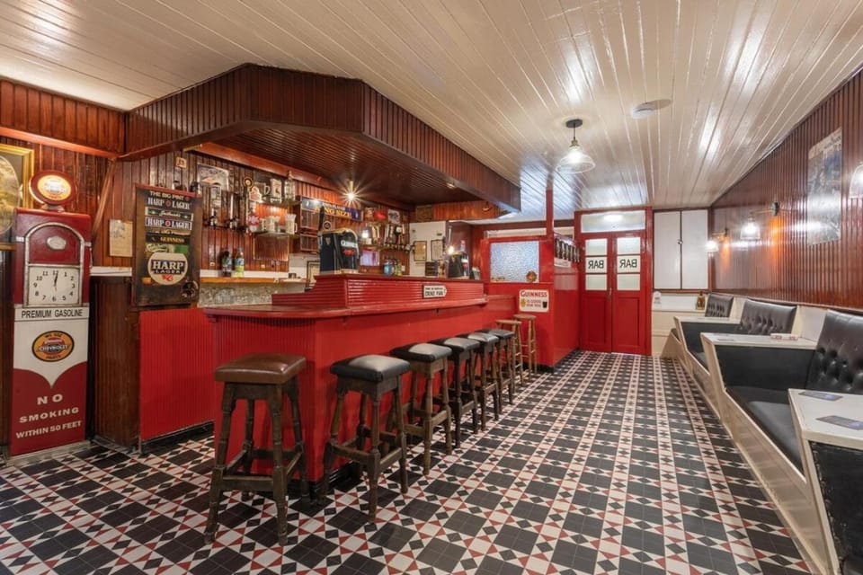 Killorglin Irish Pub with Hot Tub that sleeps 19 House in County Kerry