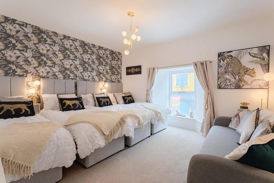 Killorglin Irish Pub with Hot Tub that sleeps 19 House in County Kerry