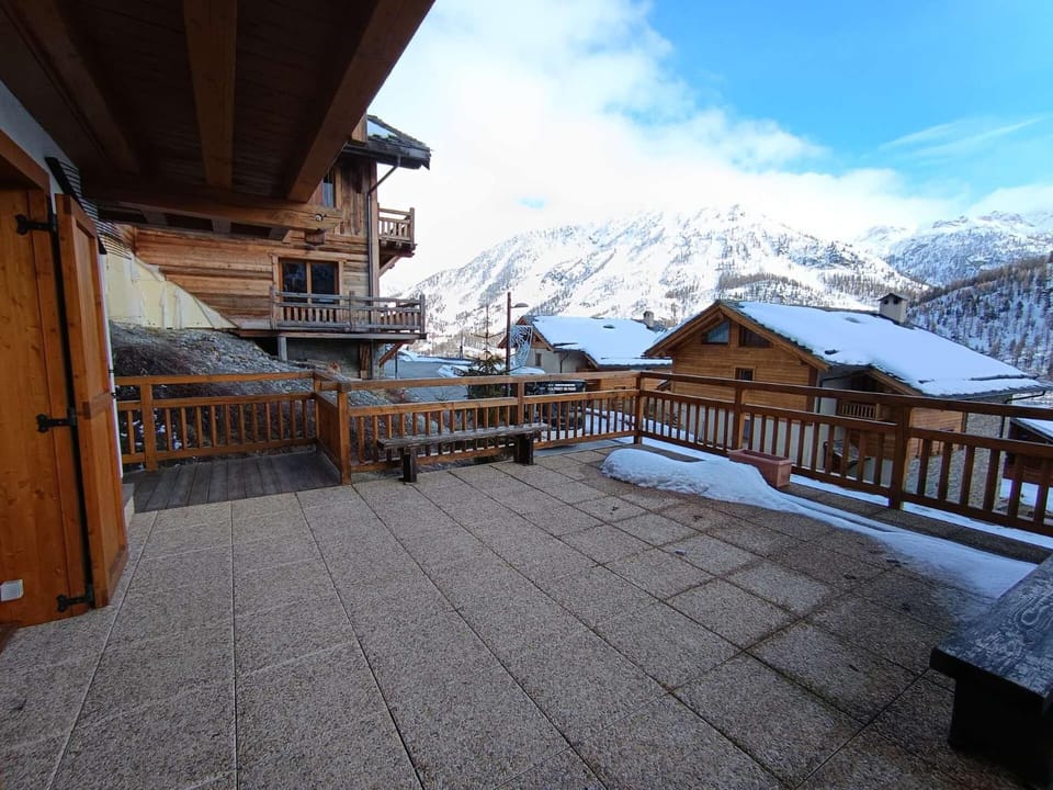 Chalet Du Bois De Suffin N°10 - appartement tout confort, grande terrasse, plein sud 50m des pistes MAE-8254 Apartment in Montgenèvre