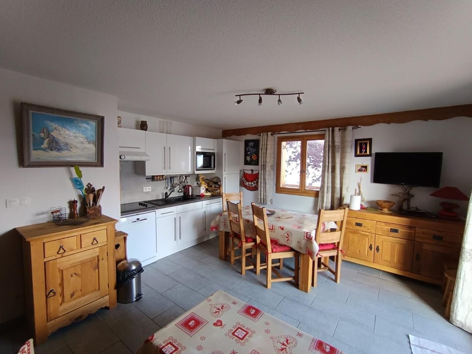 Chalet Du Bois De Suffin N°10 - appartement tout confort, grande terrasse, plein sud 50m des pistes MAE-8254 Apartment in Montgenèvre