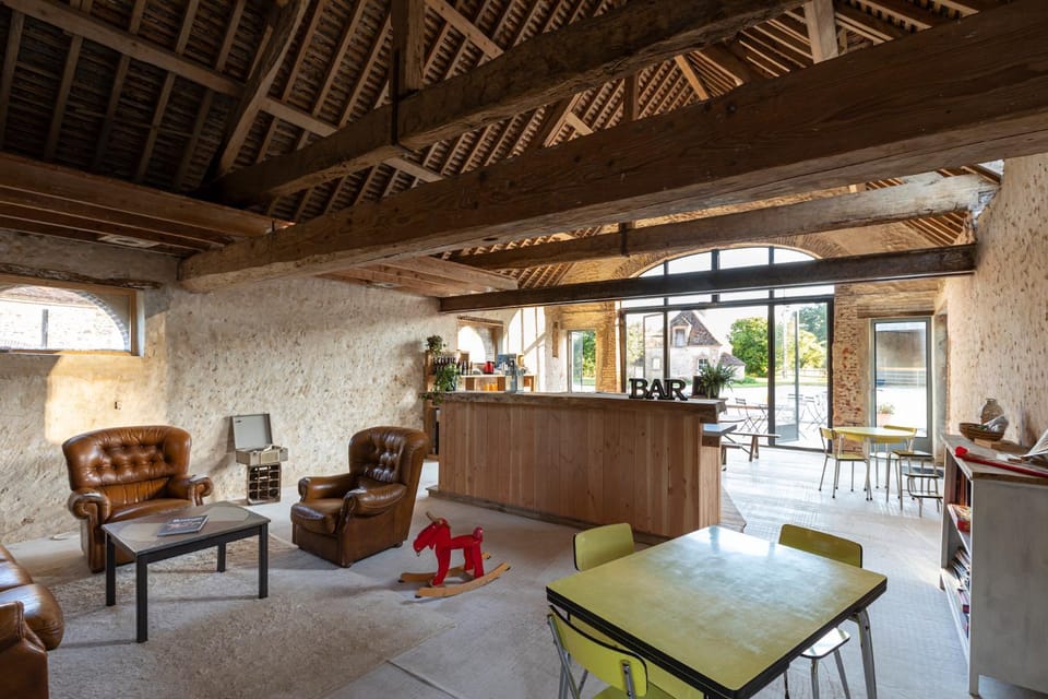 Property building, Communal lounge/ TV room, Living room, Lounge or bar, Entertainment, Meals, Dinner, vending machine