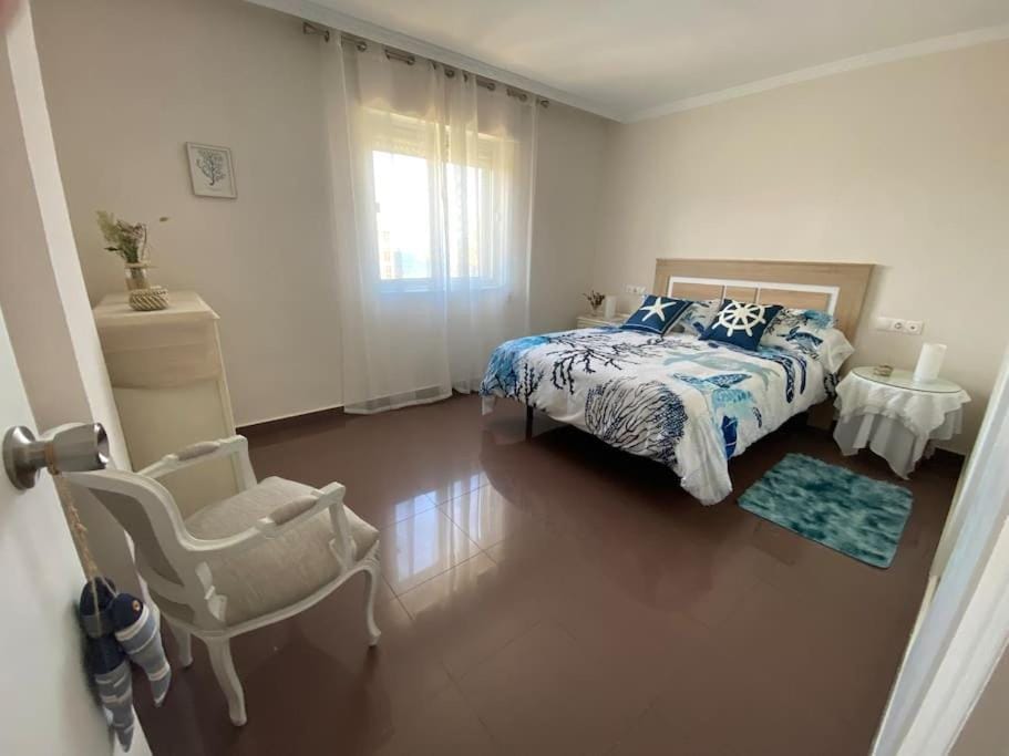 Photo of the whole room, Bedroom