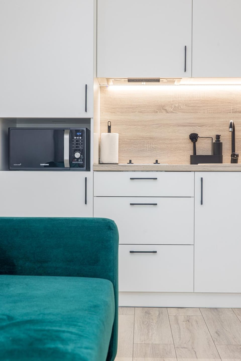 Coffee/tea facilities, Kitchen or kitchenette, stove