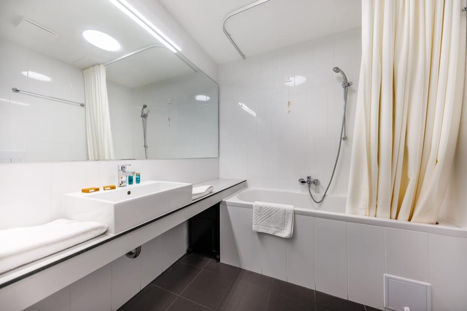 Bathroom, Bath, towels