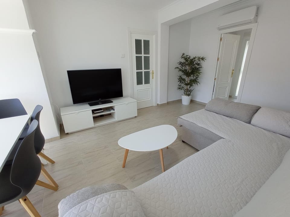 Communal lounge/ TV room, TV and multimedia, Living room, Seating area, air conditioner