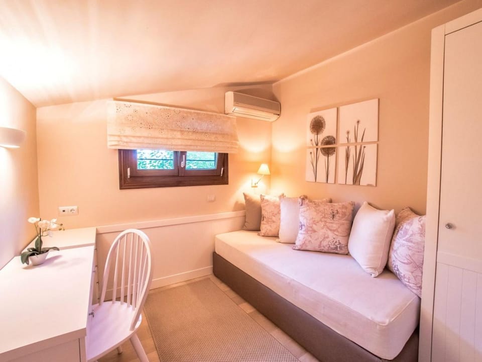 Photo of the whole room, Bedroom, air conditioner