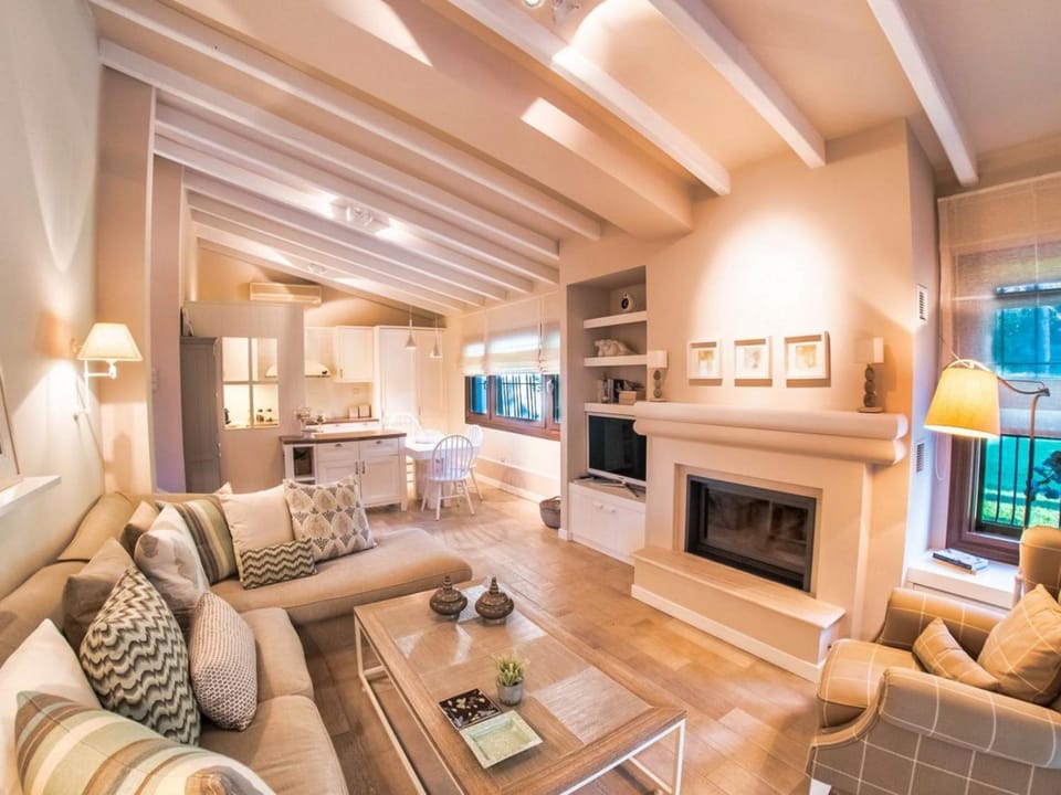 TV and multimedia, Living room, Seating area, fireplace