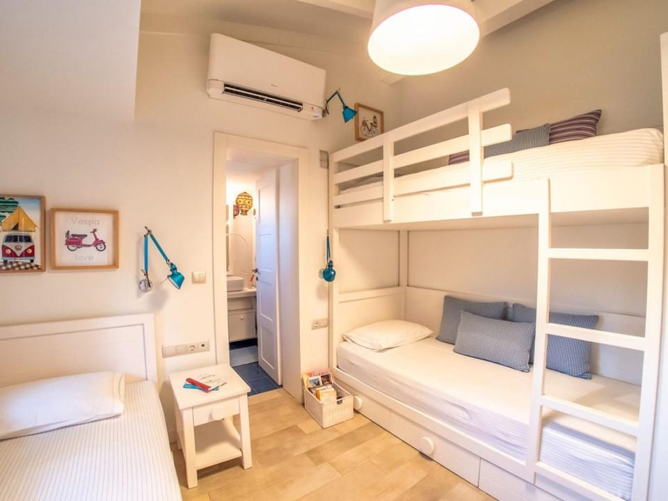 Bed, Photo of the whole room, Bedroom, bunk bed, air conditioner