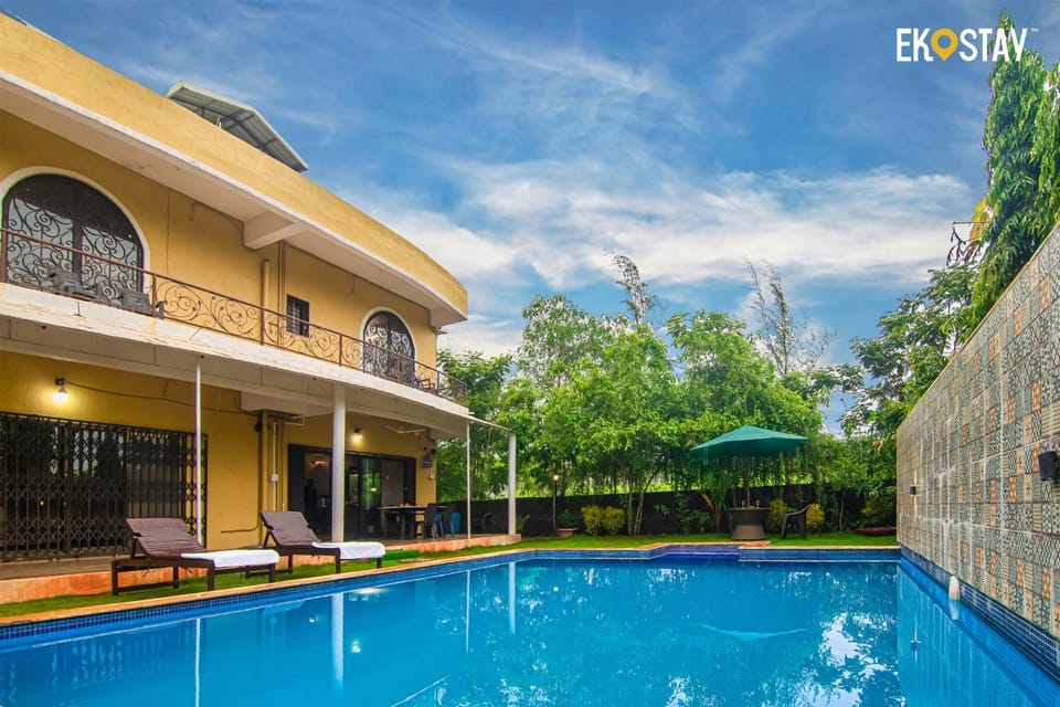 Property building, Day, Pool view, Swimming pool, sunbed