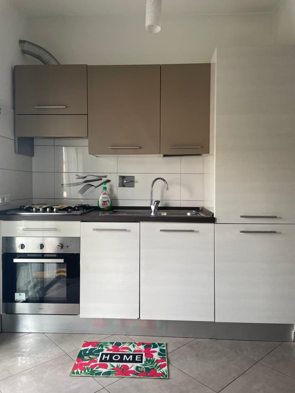 Kitchen or kitchenette, dishwasher, stove