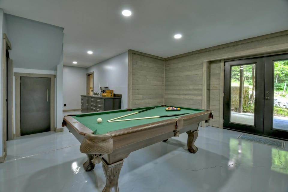 Billiard, Game Room