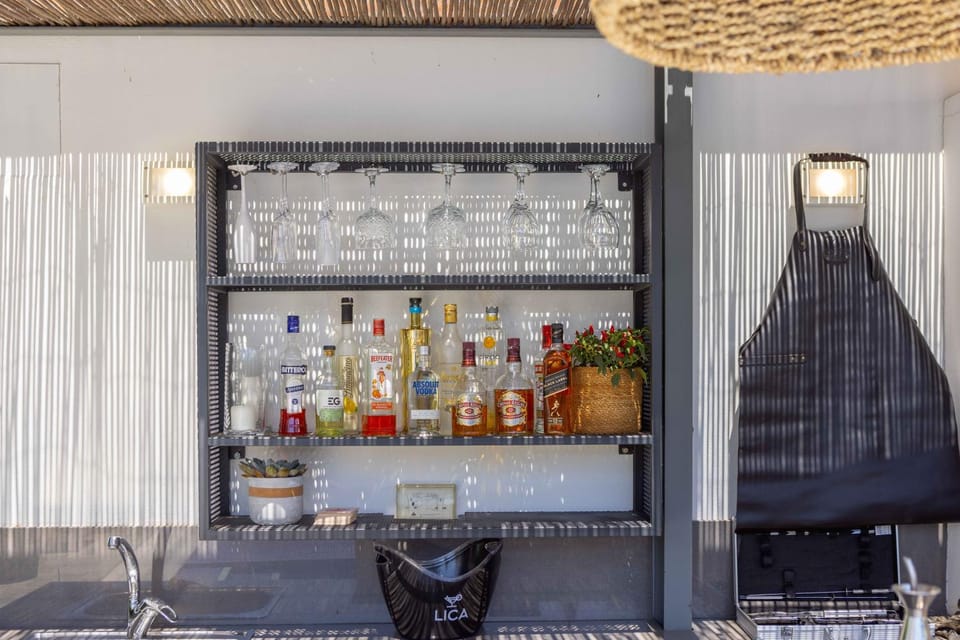 Property building, Lounge or bar, Food and drinks, Drinks