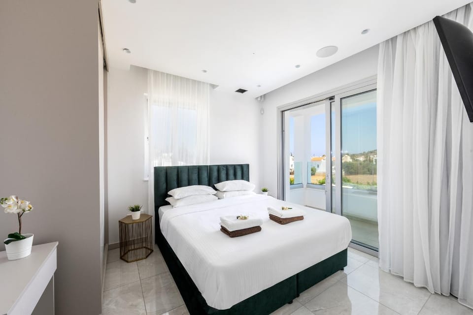 Bed, TV and multimedia, Photo of the whole room, Bedroom, towels