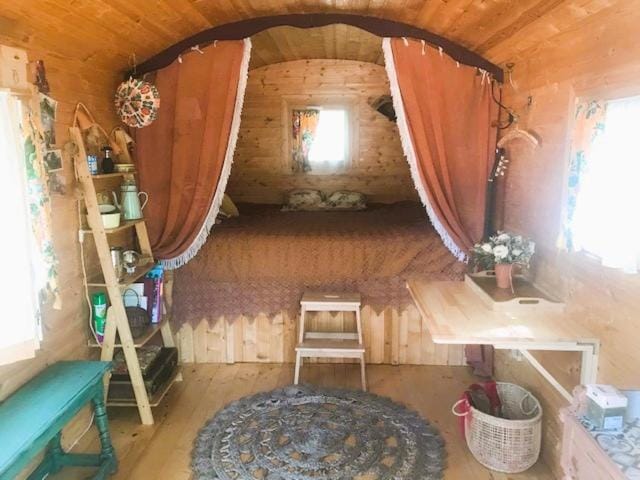 "la brindille" Roulotte Tzigane de charme Hébergement Insolite House in Fayence