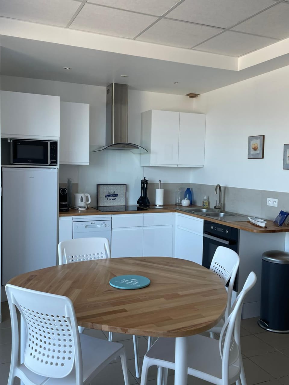 Kitchen or kitchenette, Dining area, stove
