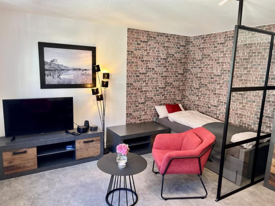 Bed, TV and multimedia, Seating area