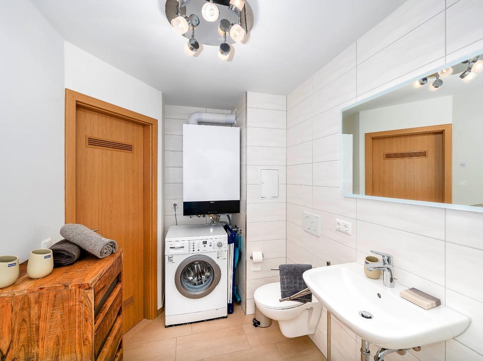 Toilet, Bathroom, towels, washing machine
