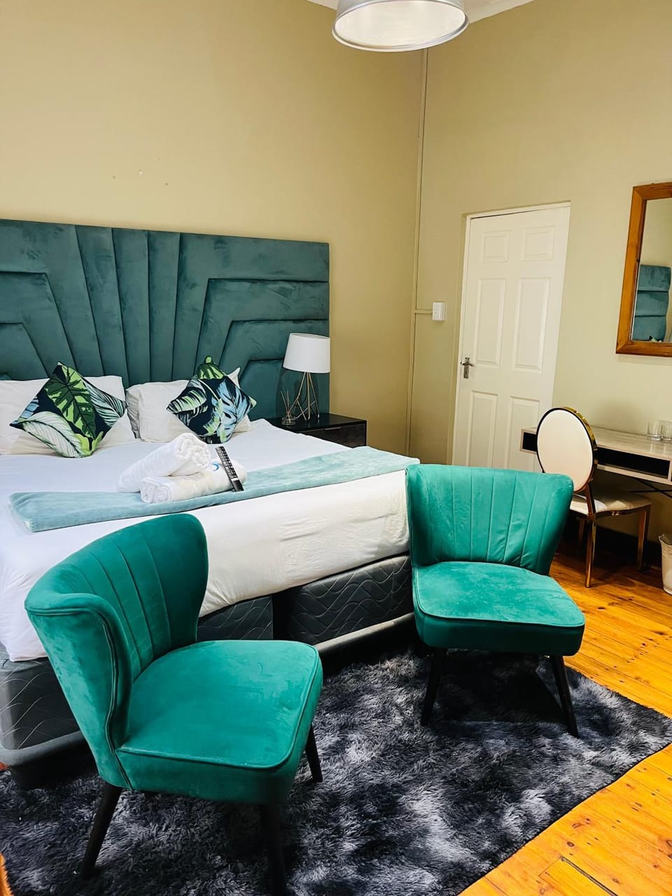 Bed, Seating area, Bedroom