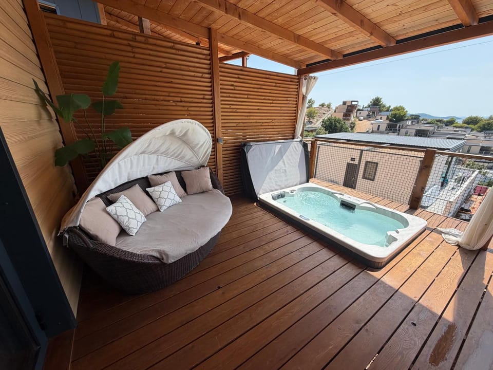 Hot Tub, Hot Tub, View (from property/room), Balcony/Terrace, Balcony/Terrace, Seating area, Sea view